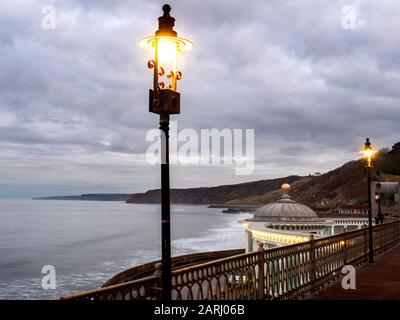 Blick über die South Bay vom Sun Court im Scarborough Spa Scarborough North Yorkshire England Stockfoto