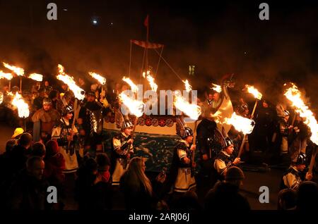 Mitglieder der Jarl Squad in Lerwick auf den Shetland-Inseln während des "Up Helly Aa Viking"-Festivals. Das in den 1880er Jahren stammende Festival feiert Shetlands nordisches Erbe. Stockfoto