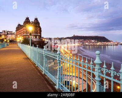 Blick über die South Bay auf Castle Hill von der Spa Bridge und Das Grand Hotel in der Dämmerung Scarborough North Yorkshire England Stockfoto