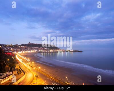 Blick über die South Bay in Richtung Castle Hill in der Abenddämmerung Scarborough North Yorkshire England Stockfoto