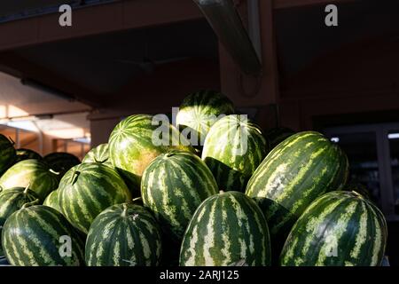 Viele Wassermelonen auf einem Straßenmarkt Stockfoto