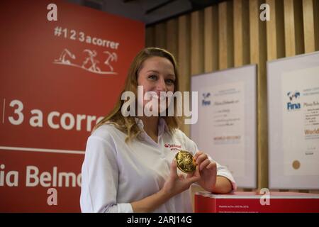 Madrid, Spanien. Januar 2020. Die Schwimmerin Mireia Belmonte legt ihre Medaillen in der Santander Zentrale in Recoletos, Madrid 28. Januar 2020 Kredit offen: Cordon PRESS/Alamy Live News Stockfoto