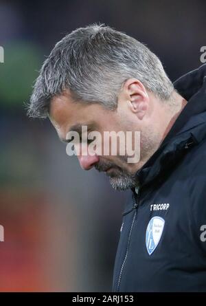 Bielefeld, Deutschland. Januar 2020. Fußball: 2. Bundesliga, Arminia Bielefeld - VfL Dortmund, 19. Spieltag in der Schüco Arena. Trainer Thomas Reis aus Dortmund lässt den Kopf hängen. Credit: Friso Gentsch / dpa - WICHTIGER HINWEIS: Gemäß den Vorschriften der DFL Deutsche Fußball Liga und des DFB Deutscher Fußball-Bund ist es untersagt, im Stadion und/oder aus dem fotografierten Spiel in Form von Sequenzbildern und/oder videoähnlichen Fotoserien auszunutzen oder auszunutzen./dpa/Alamy Live News Stockfoto