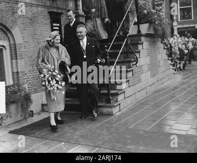 Serie: Besuch von Königin Juliana und Prinz Bernhard in Friesland. Königliches Paar mit Bürgermeister [Ort unbekannt] Datum: 25. September 1950 Ort: Friesland Schlüsselwörter: Besuche, Bürgermeister, Königshaus persönlicher Name: Bernhard (Fürst Niederlande), Juliana (Königin Niederlande) Stockfoto