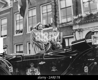 Serie: Besuch von Königin Juliana und Prinz Bernhard in Friesland. Das Königspaar steigt in eine Kutsche ein Datum: 25. September 1950 Ort: Friesland Schlüsselwörter: Besuche, Königshaus, Kutschen Personenname: Bernhard (Fürst Niederlande), Juliana (Königin Niederlande) Stockfoto