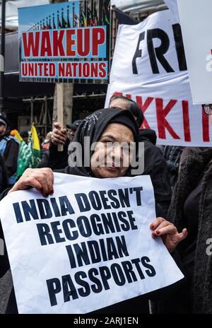 Kaschmiris und Sikhs protestieren am Republiktag 2020 außerhalb der indischen Hochkommission in London. Ein Anti-Indien-Protest, der der Welt von den diskriminierenden und rassistischen Verbrechen erzählt, die der indische Staat unter Modi gegen Muslime, Sikhs, Christen, Dalits usw. anpöbelt 26. Januar 2020 Stockfoto