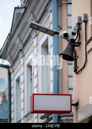 Kasten echtes Schild an der Wand des Gebäudes. Dunkelblaues rechteckiges Schild mit Café, Restaurant oder Geschäft an der Straße der Stadt an der Wand des alten Herrensitzes oder Steingebäudes Stockfoto