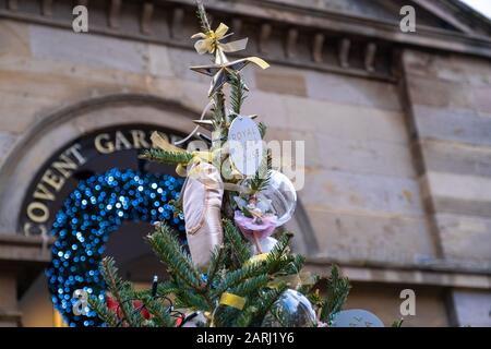 London/Großbritannien - 24. November 2019: Hell dekorierter Weihnachtsbaum im Covent Garden installiert Stockfoto