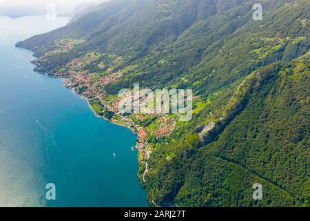 Blick Auf Den Comer See. Postkartenkonzept Für Reisen. Küste von Lago di Como Mit Vielen Dörfern. Stockfoto