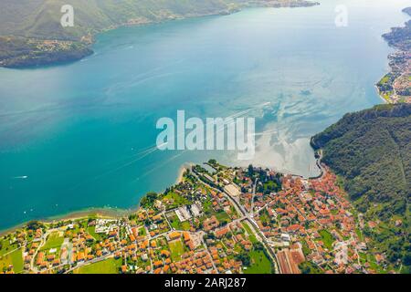 Blick Auf Den Comer See. Postkartenkonzept Für Reisen. Küste von Lago di Como Mit Vielen Dörfern. Stockfoto