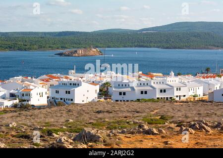 Weiße Häuser im Dorf Fornells auf Menorca, das an der Nordküste der Insel liegt. Spanien Stockfoto