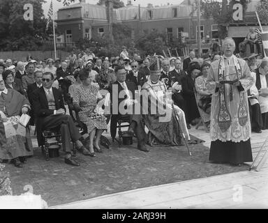 Erste Steinlegung für die neue englische und amerikanische Episkopalkirchengemeinde in der Riouwstraat in den Haag, von Prinzessin Alice, Gräfin von Athlone Datum: 21. Juni 1951 Ort: Den Haag, Zuid-Holland Schlüsselwörter: Kirchen, Prinzessinnen, Steinlegung persönlicher Name: Alice Gräfin von Athlone Prinzessin Stockfoto