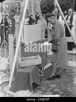 Erste Steinlegung für die neue englische und amerikanische Episkopalkirchengemeinde in der Riouwstraat in den Haag, von Prinzessin Alice, Gräfin von Athlone Datum: 21. Juni 1951 Ort: Den Haag, Zuid-Holland Schlüsselwörter: Kirchen, Prinzessinnen, Steinlegung persönlicher Name: Alice Gräfin von Athlone Prinzessin Stockfoto