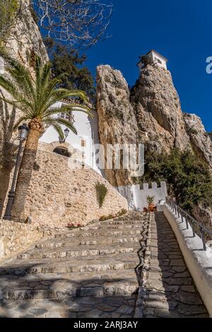 Sonniger Wintermorgen Blick auf den Eingang zum mittelalterlichen Tor zwischen zwei Felsen von El Castell de Guadalest in Spanien Stockfoto