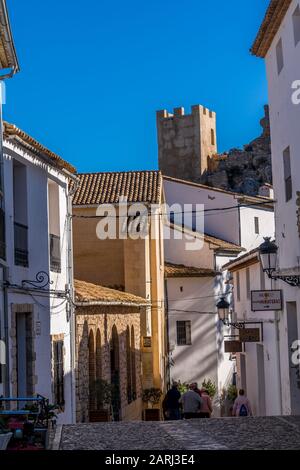 Blick auf die mittelalterliche Bergfestung El castell de Guadalest beliebte Touristendestination in der Nähe von Benidorm und Alicante in Spanien Stockfoto