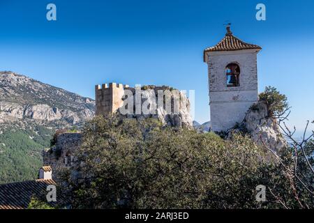 Blick auf die mittelalterliche Bergfestung El castell de Guadalest beliebte Touristendestination in der Nähe von Benidorm und Alicante in Spanien Stockfoto