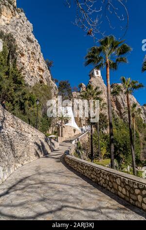 Sonniger Wintermorgen Blick auf den Eingang zum mittelalterlichen Tor zwischen zwei Felsen von El Castell de Guadalest in Spanien Stockfoto