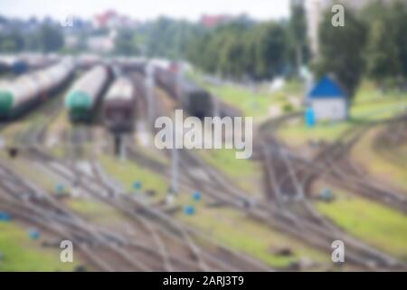 Bahngleise und die Züge schließen die Draufsicht nah an, verschwommener Hintergrund Stockfoto