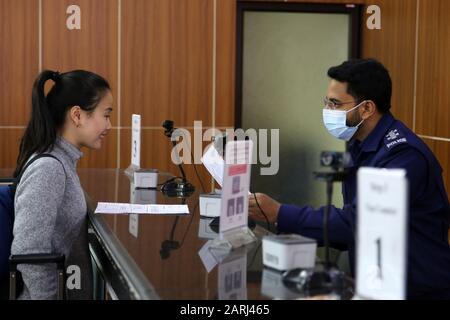 Der Flughafenzuwanderungsbeamte, der eine Maske auf dem internationalen Flughafen Hazrat Shahjalal nach der Bedrohung durch den Corona-Virus trägt, hat Hunderte von Menschen getötet, während Tausende infiziert sind. Das neue Virus stammt aus Wuhan, China im Dezember 2019 und terrorisiert seitdem die Welt. Stockfoto