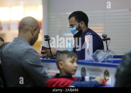 Der Flughafenzuwanderungsbeamte, der eine Maske auf dem internationalen Flughafen Hazrat Shahjalal nach der Bedrohung durch den Corona-Virus trägt, hat Hunderte von Menschen getötet, während Tausende infiziert sind. Das neue Virus stammt aus Wuhan, China im Dezember 2019 und terrorisiert seitdem die Welt. Stockfoto