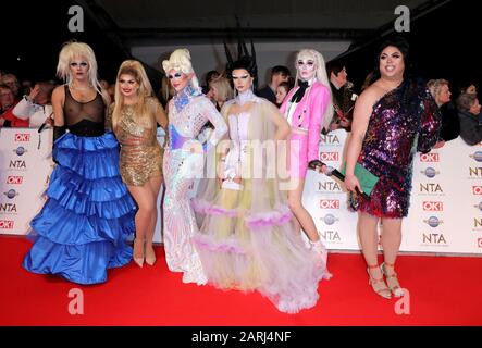 Gothy Kendoll, Cheryl Hole, Crystal, Blu Hydrangea, Scaredy Kat, Sum Ting Wong von RuPaul's Drag Race (von links nach rechts) Teilnahme an den National Television Awards 2020 in der O2 Arena, London. Stockfoto