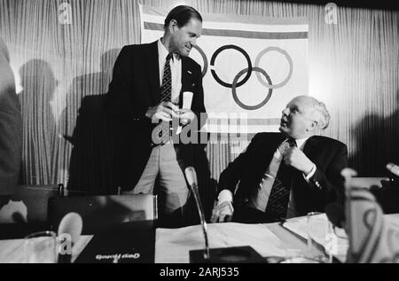 Vg. NOC über die Teilnahme an Olympischen Spielen in Moskau; NOC-präsident Idenburg (Bram Leeuwenhoek (Chef de Mission) Datum: 19. Mai 1980 Ort: Moskau Schlagwörter: Sport persönlicher Name: Idenburger Institutionenname: NOC Stockfoto