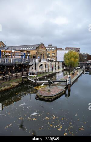 London/Großbritannien - 26. November 2019: Camden Market und das T.E Dingwall Building von der Brücke über Hampstead Road Locks, London aus gesehen Stockfoto