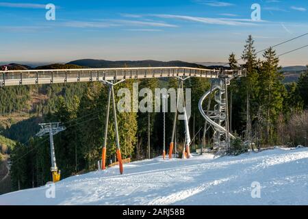 In Winterberg im Bereich "Kappe" befindet sich die Panoramabrücke für Fußgänger. Herrliche Aussicht auf schneebedeckte Pisten. Stockfoto