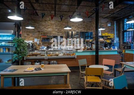 London/Großbritannien - 26. November 2019: Das Interieur des Restaurants Camden Grocer und des börsennotierten Ladens Grade 2 in Camden Stables in Camden, London Stockfoto