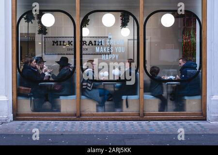 London/Großbritannien - 24. November 2019: Menschen, die im Milchzug-Eiscafé in der Tavistock Street in Covent Garden, London sitzen Stockfoto