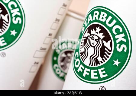 Budapest, Ungarn - 11. 09. 2011: Verschiedene Starbucks Kaffeetassen auf einem Regal. Stockfoto