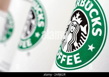Budapest, Ungarn - 11. 09. 2011: Verschiedene Starbucks Kaffeetassen auf einem Regal. Stockfoto