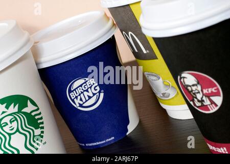 Budapest, Ungarn - 11. 09. 2011: Eine Sammlung verschiedener Fast-Food-Einweg-Kaffeetassen aus Papier. Stockfoto