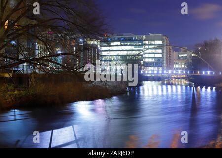 Büroblöcke in Whitehall Leeds reflektieren nachts im Fluss Aire. Stockfoto