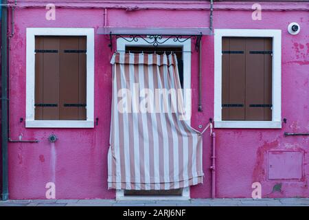 Die farbenfrohen Häuser von Burano, Lagune von Venedig, Italien Stockfoto