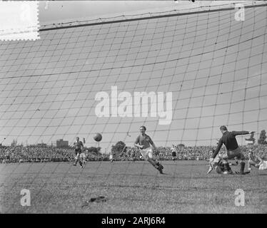 Heimspiel gegen EBOH 4-3. Kraak in Aktion Datum: 10. Mai 1952 Ort: IJmuiden Schlüsselwörter: Sport, Fußball Personenname: Kraak, Piet Institution Name: Sturmvogels Stockfoto