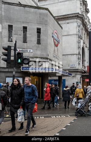 London/Großbritannien - 1. Dezember 2019: Menschen, die am Eingang der 1906 eröffneten U-Bahn-Station Leicester Square vorbeilaufen Stockfoto