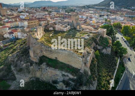 Luftpanorama über der mittelalterlichen Burg Elda mit teilweise restaurierten Mauern, Türmen und Tor aus weißem Kalkstein in Spanien Stockfoto