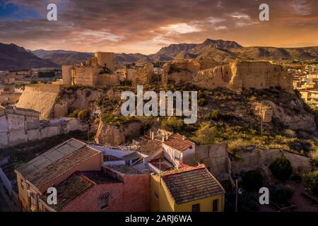 Luftpanorama über der mittelalterlichen Burg Elda mit teilweise restaurierten Mauern, Türmen und Tor aus weißem Kalkstein in Spanien Stockfoto