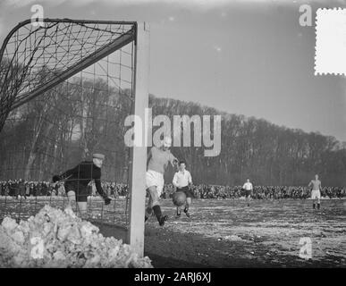 Fußball-HFC gegen Old Internationals. Spielmoment Datum: 1. Januar 1953 Schlagwörter: Alte Internationals, Sport, Fußball Stockfoto