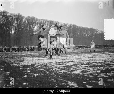 Fußball-HFC gegen Old Internationals. Spielmoment Datum: 1. Januar 1953 Schlagwörter: Alte Internationals, Sport, Fußball Stockfoto