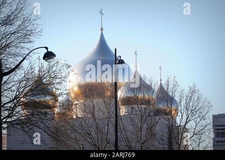 Blick auf die russisch-orthodoxe Kirche Cathedrale de la Sainte Trinité in der Nähe des Eiffelturm in Paris, die den Spitznamen hl. Wladimir, im Jahr 2016 eingeweiht. Stockfoto