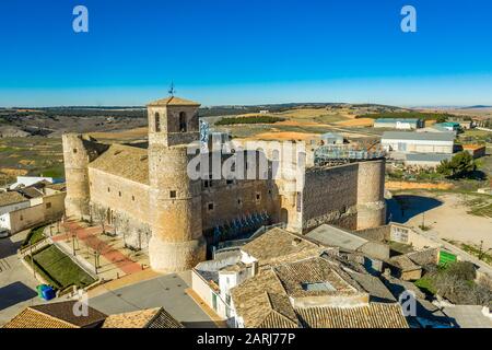 Luftaufnahme der mittelalterlichen Burgkirche Garcimunoz, wo die antike Architektur auf die Moderne Spaniens trifft Stockfoto