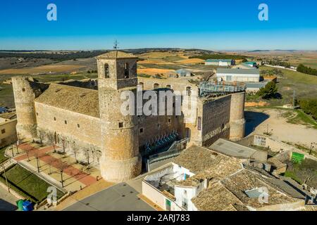 Luftaufnahme der mittelalterlichen Burgkirche Garcimunoz, wo die antike Architektur auf die Moderne Spaniens trifft Stockfoto