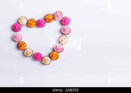 Draufsicht Allsorts Schokoladenschwemme mit bunter Cremefüllung in Herzform auf weißem Hintergrund isoliert. Alles gute zum Valentinstag. Liebe f. Stockfoto