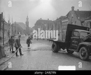 Watersoodramp. Stavenisse. Die Voorstraat in Stavenisse. Blick auf die Grote Kerk (Reformierte Kirche) vom Rathaus Datum: 18 Februar 1953 Ort: Stavenisse, Zeeland Schlüsselwörter: Überschwemmungen, Straßenplastiken, Fahrzeuge Stockfoto