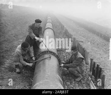 Rilland Bath geht in vierter Weise Bau Pumpenrohre Datum: 3. März 1953 Schlüsselwörter: Bau Personenname: Rilland Bath Stockfoto