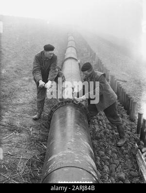 Rilland Bath geht in vierter Weise Bau Pumpenrohre Datum: 3. März 1953 Schlüsselwörter: Bau Personenname: Rilland Bath Stockfoto