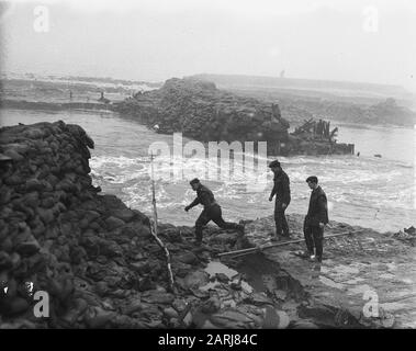 Rilland Bath geht auf vierte Art und Weise das Loch im Deich Datum: 3. März 1953 Ort: Rilland Bath, Zeeland Schlüsselwörter: Deiche, Löcher Stockfoto