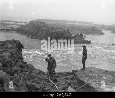 Rilland Bath geht auf vierte Art und Weise das Loch im Deich Datum: 3. März 1953 Ort: Rilland Bath, Zeeland Schlüsselwörter: Deiche, Löcher Stockfoto